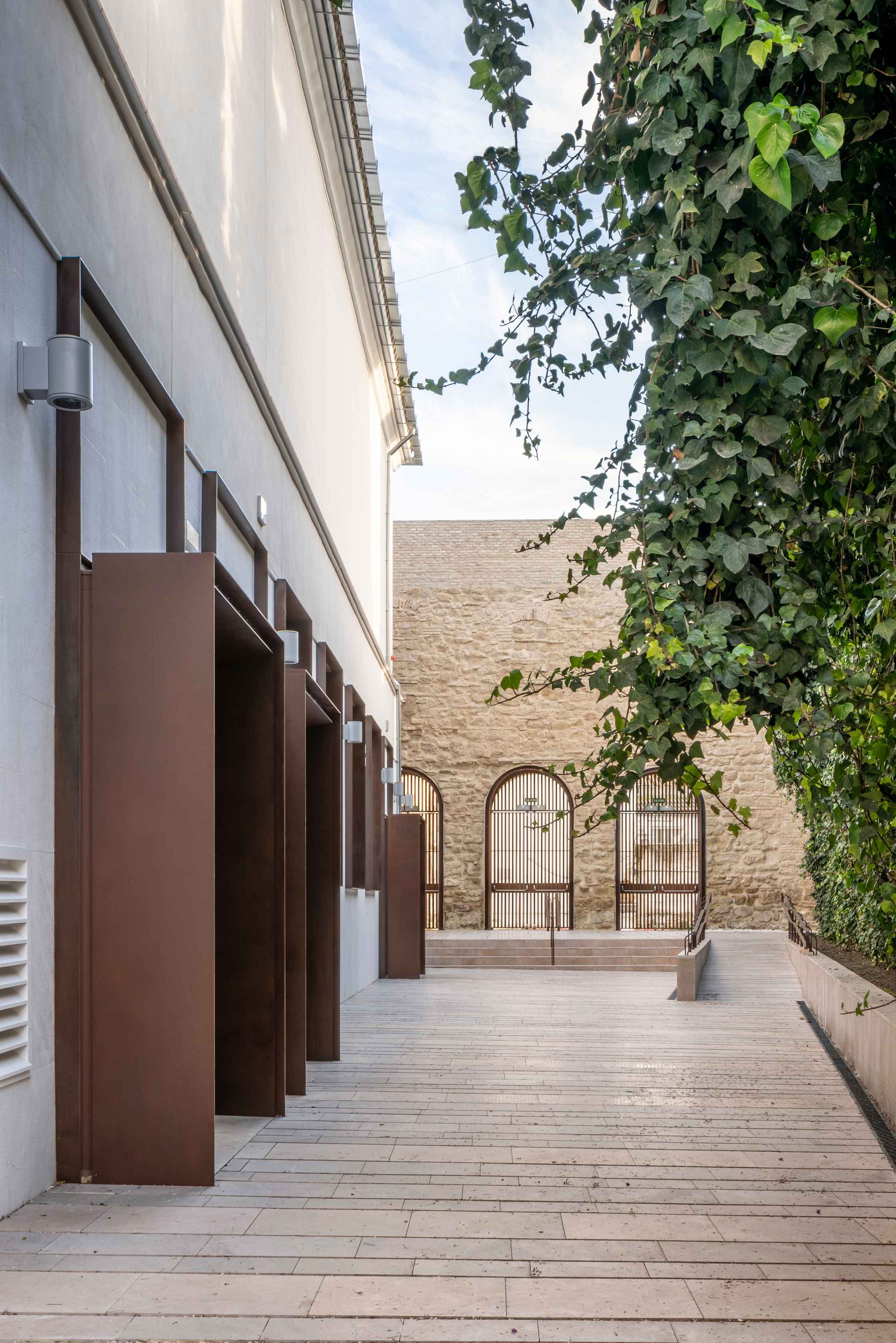 Patio Adarve del Palacio de Congresos, un espacio de arquitectura contemporánea en pleno corazón de la judería, junto a la Mezquita-Catedral de Córdoba (España). Proyecto: LAP arquitectos.