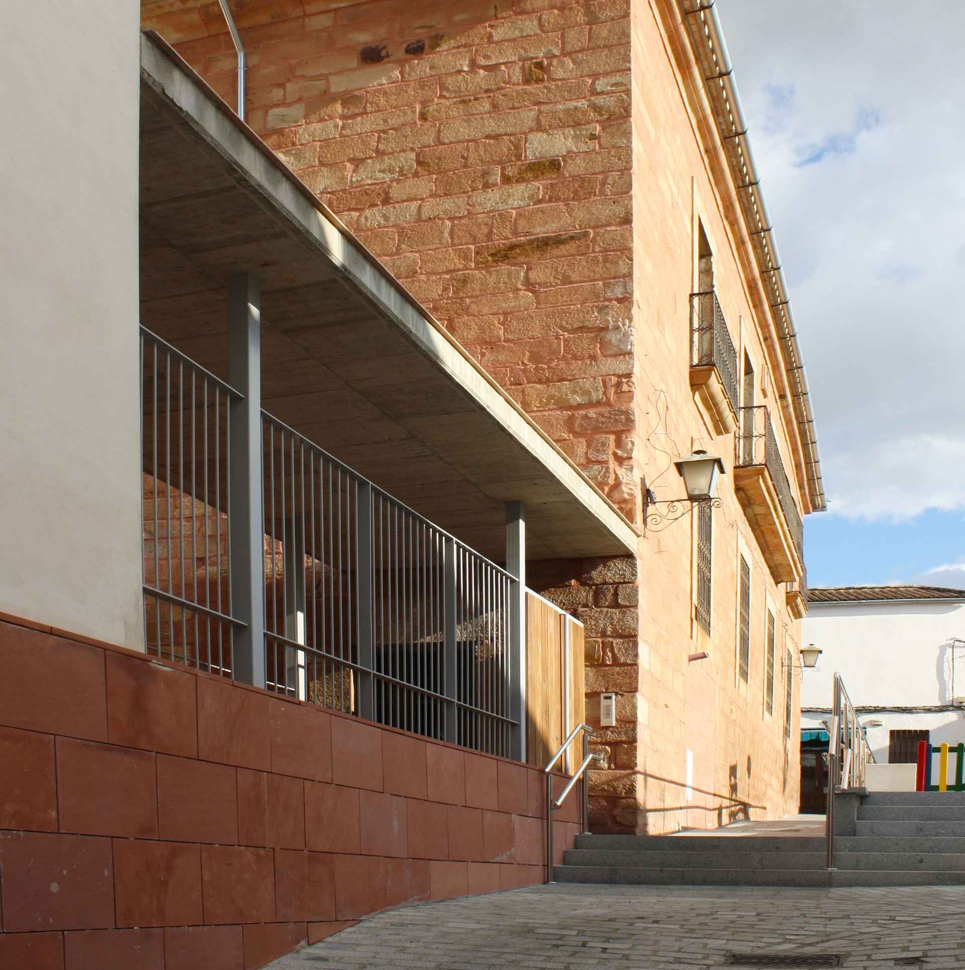 Promoción de viviendas en Montoro (Córdoba) con rehabilitación de Casa Palacio del S. XVIII y obra  de nueva planta. Arquitectura contemporánea e histórica en un  proyecto único. Proyecto: LAP arquitectos en Córdoba