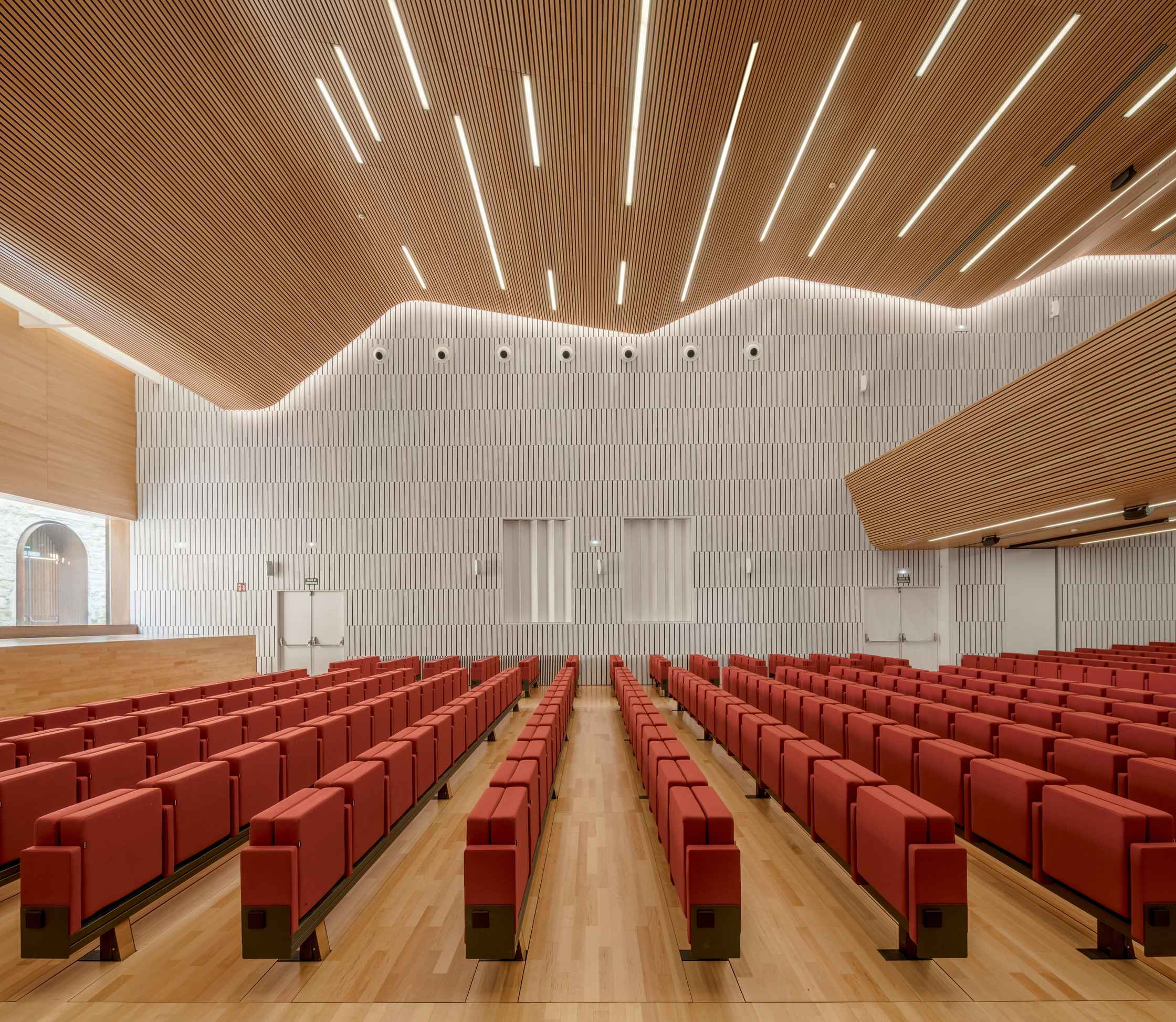 Auditorio del Palacio de Congresos, un espacio de arquitectura contemporánea en pleno corazón de la judería, junto a la Mezquita-Catedral de Córdoba (España). Proyecto: LAP arquitectos en Córdoba