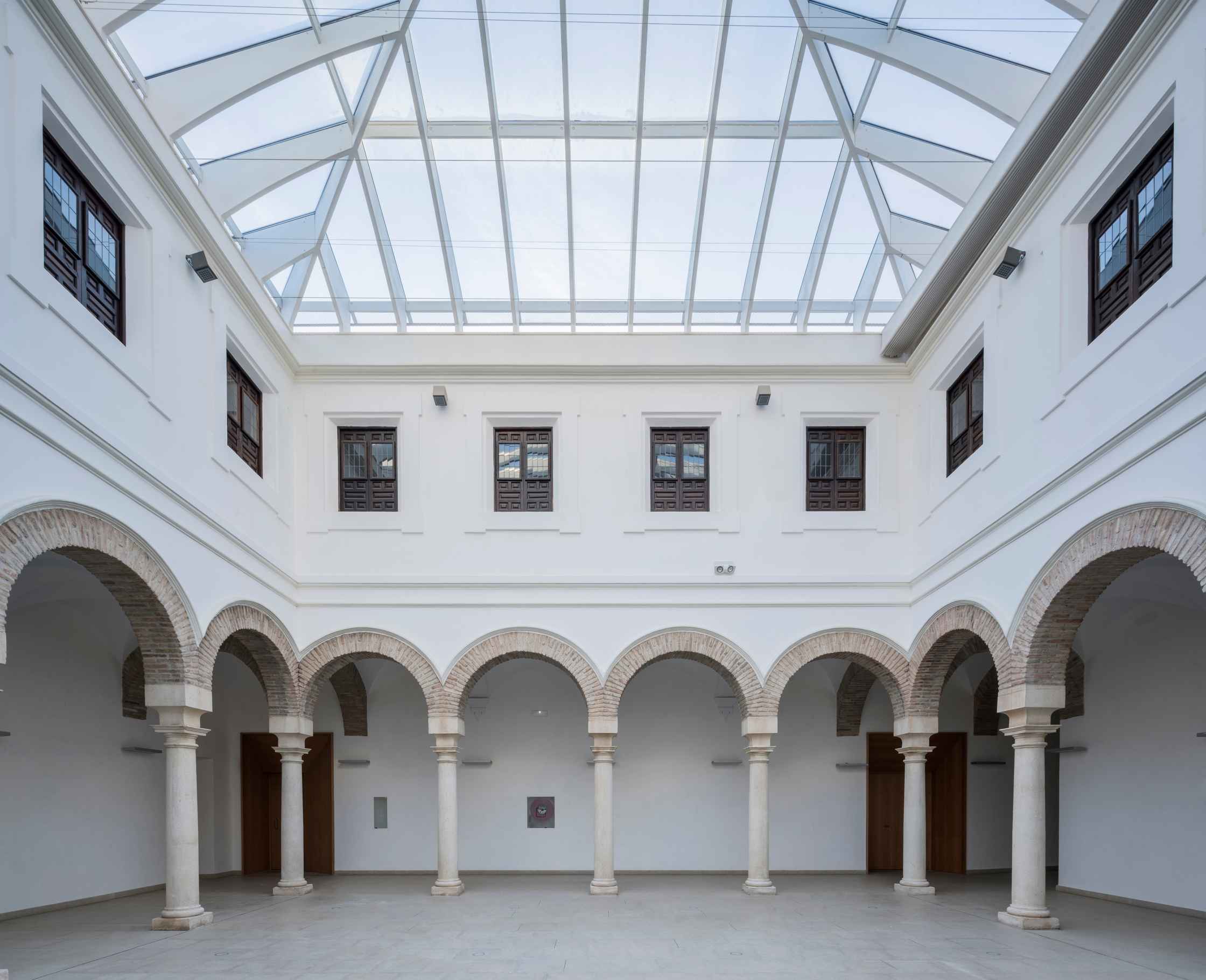 Patio/Foyer del Palacio de Congresos, un espacio de arquitectura contemporánea en pleno corazón de la judería, junto a la Mezquita-Catedral de Córdoba (España). Proyecto: LAP arquitectos.
