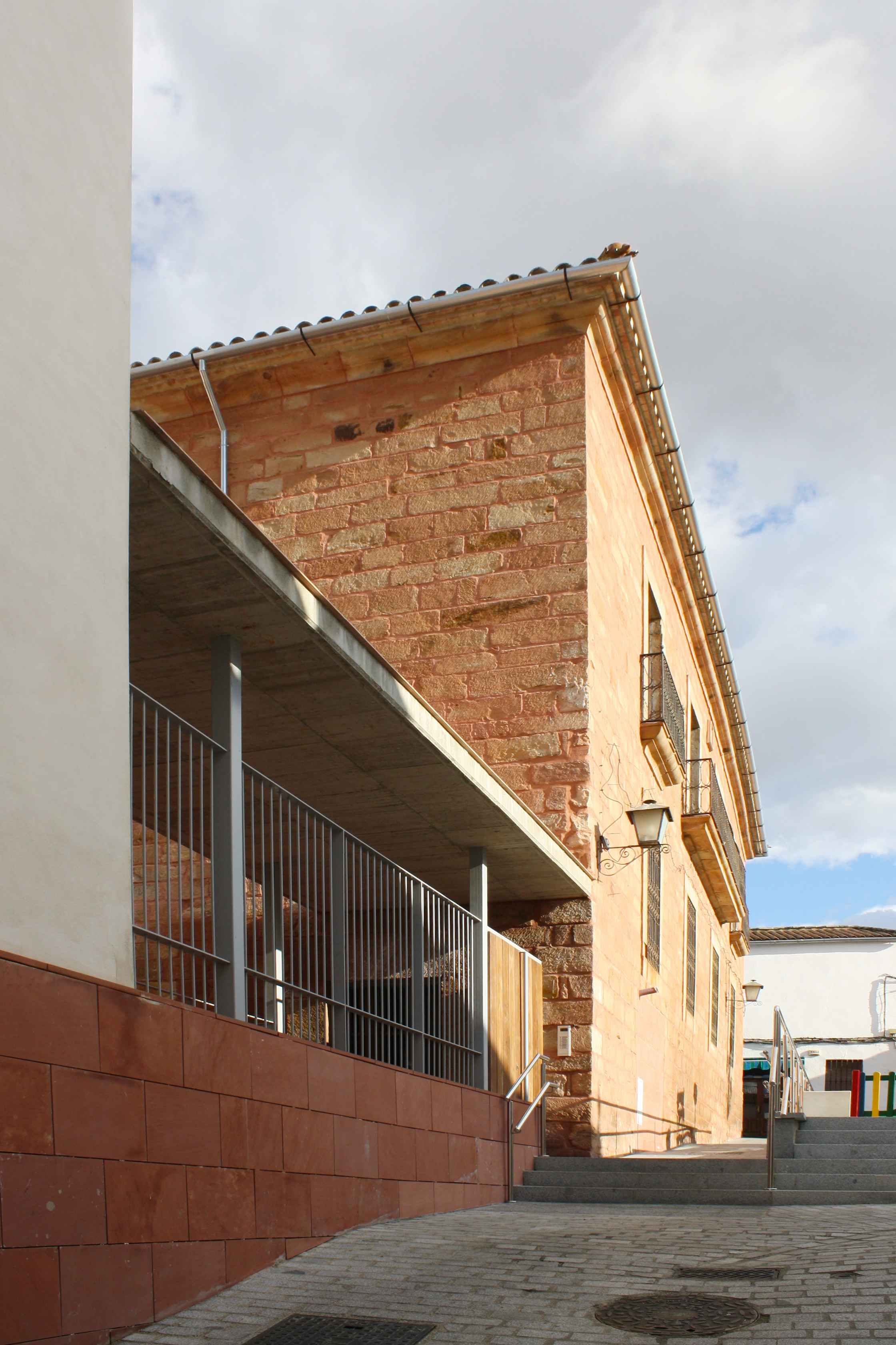 Promoción de viviendas en Montoro (Córdoba) con rehabilitación de Casa Palacio del S. XVIII y obra de nueva planta. Arquitectura contemporánea e histórica en un único proyecto de LAP arquitectos.