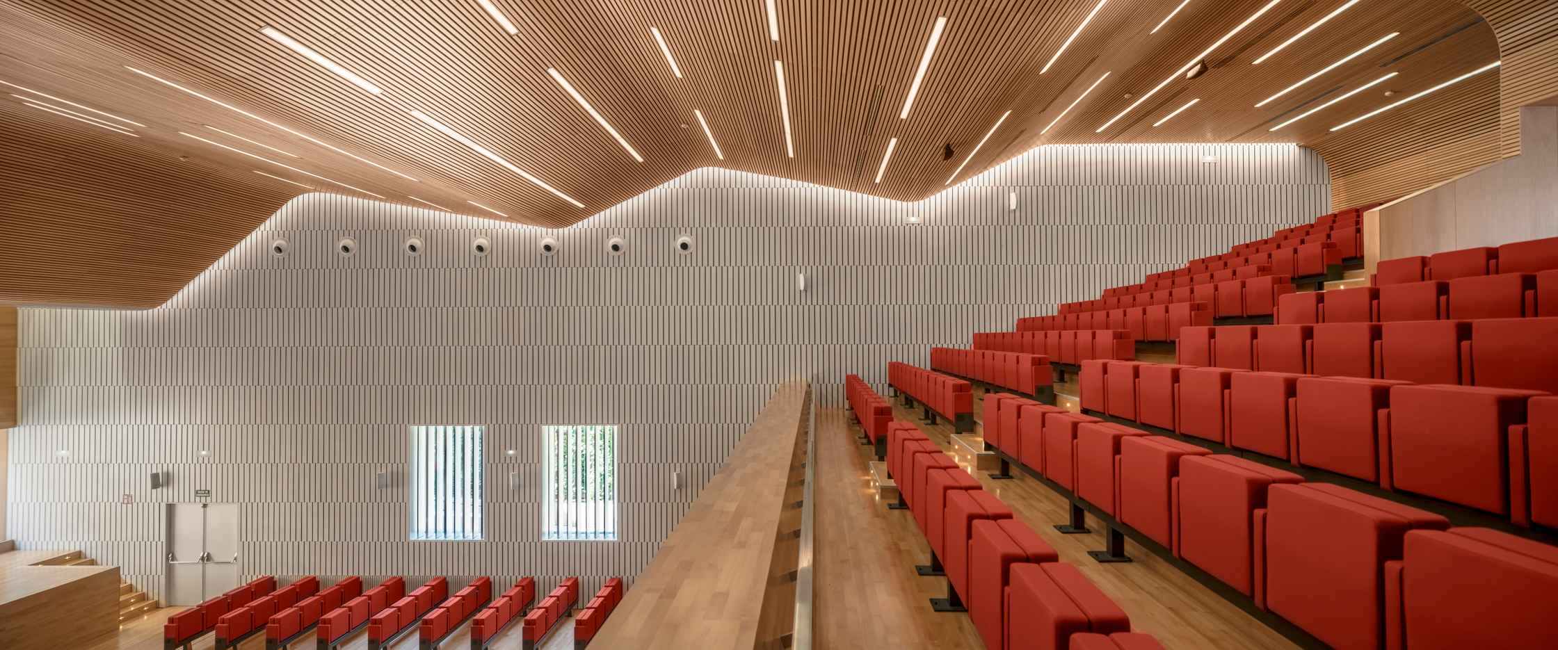 Auditorio del Palacio de Congresos, un espacio de arquitectura contemporánea en pleno corazón de la judería, junto a la Mezquita-Catedral de Córdoba (España). Proyecto: LAP arquitectos.