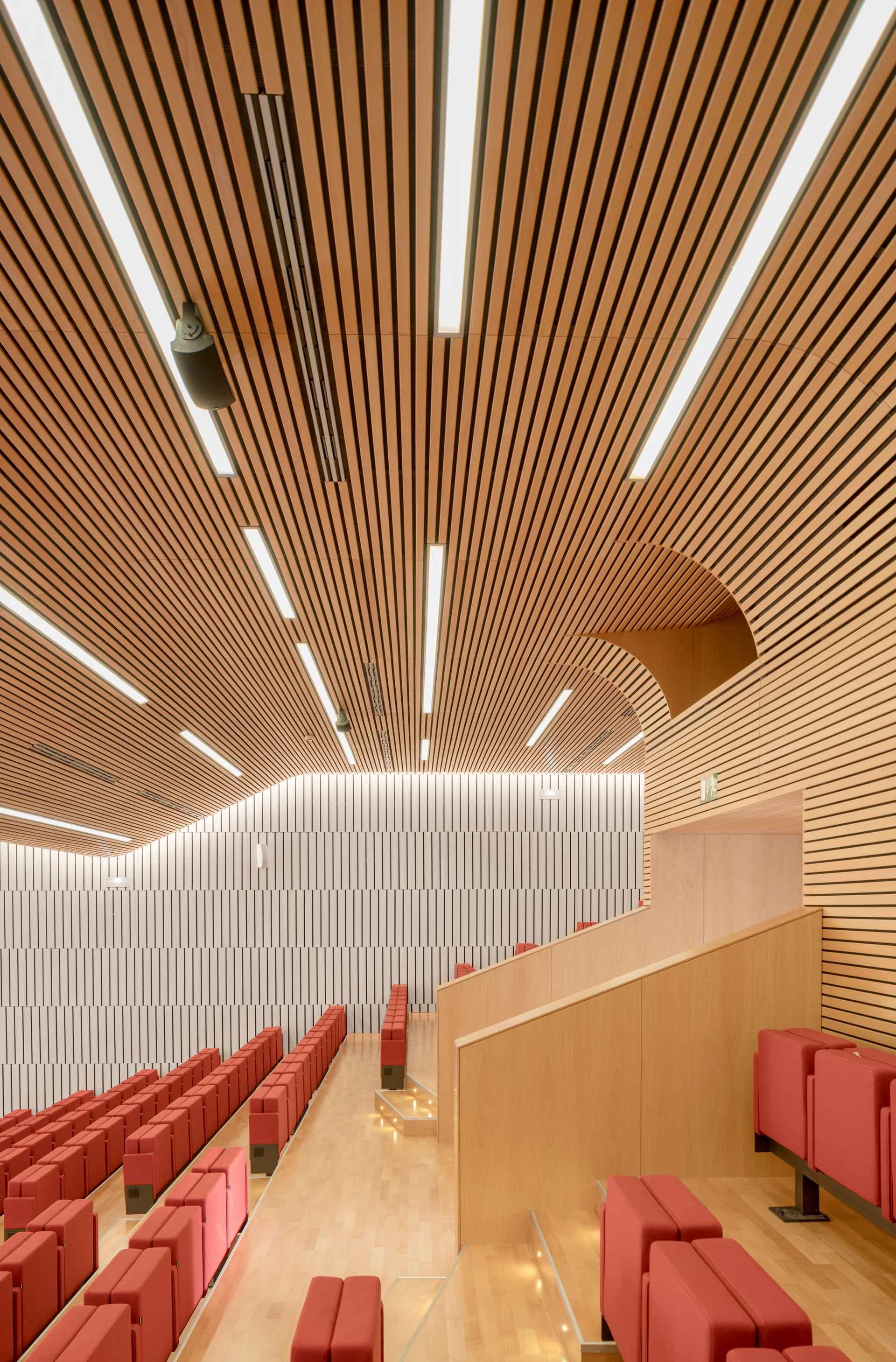 Auditorio del Palacio de Congresos, un espacio de arquitectura contemporánea en pleno corazón de la judería, junto a la Mezquita-Catedral de Córdoba (España). Proyecto: LAP arquitectos.