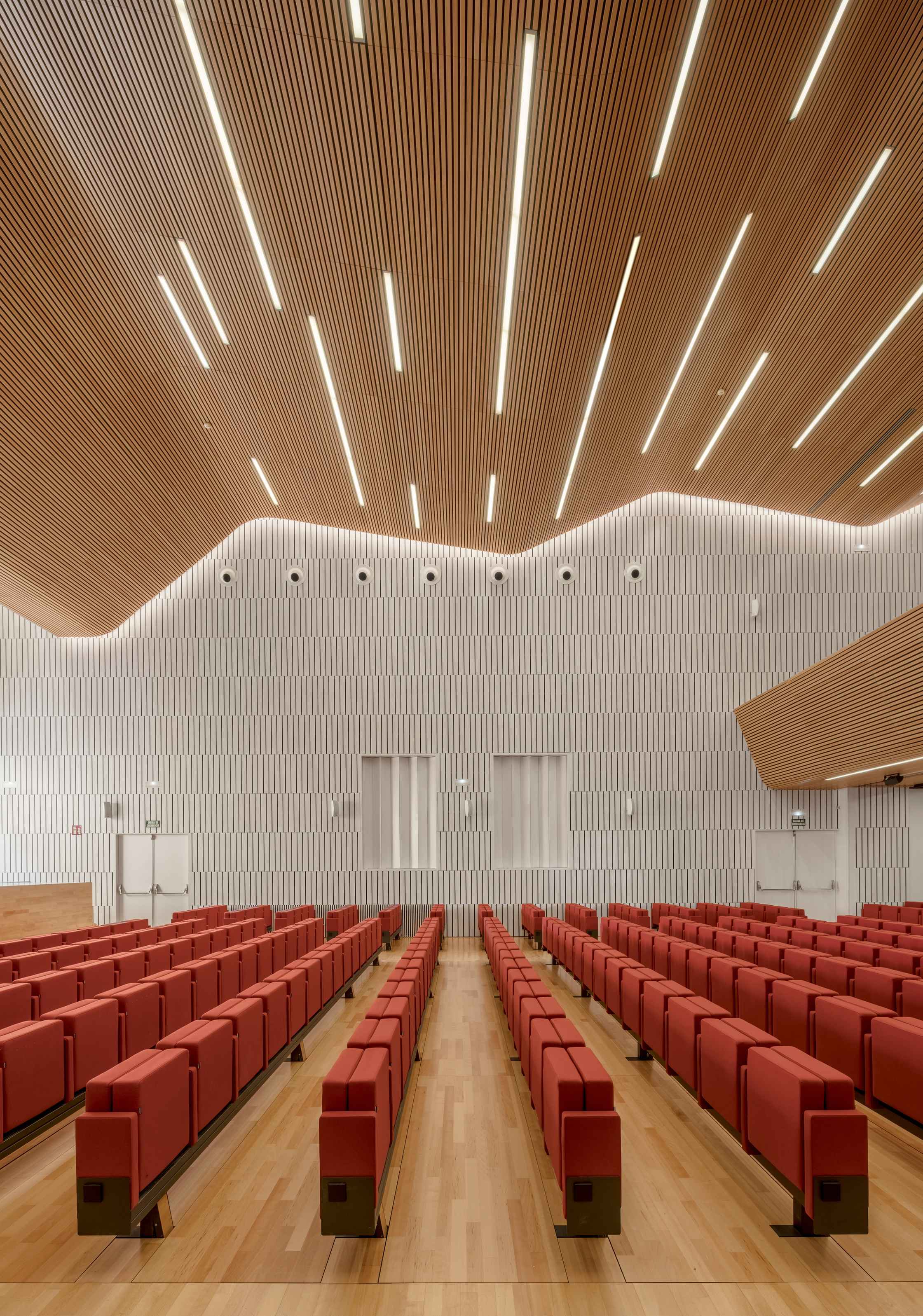 Auditorio del Palacio de Congresos, un espacio de arquitectura contemporánea en pleno corazón de la judería, junto a la Mezquita-Catedral de Córdoba (España). Proyecto: LAP arquitectos.