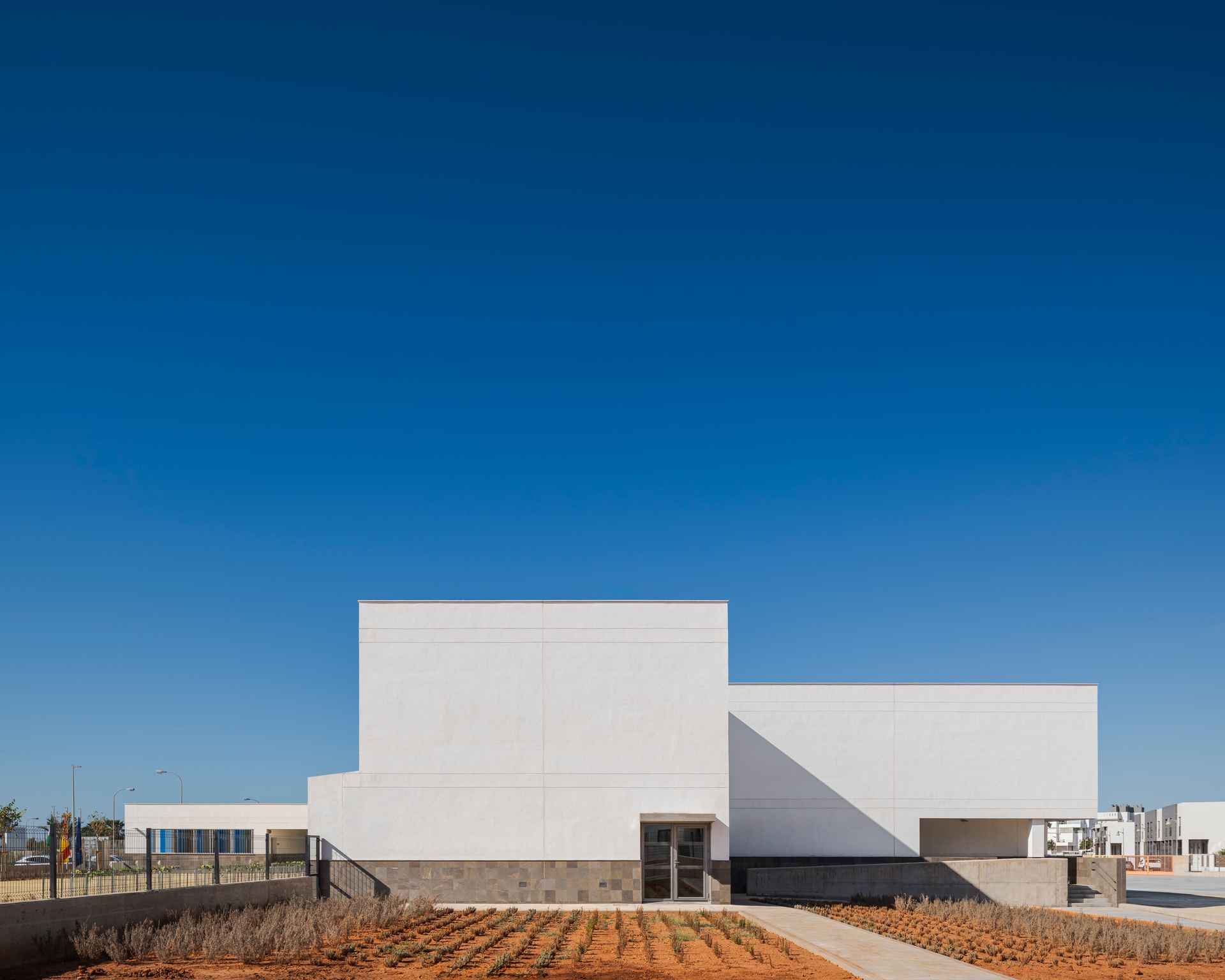 Colegio de Educación Infantil y Primaria en Almerimar (El Ejido, Almería). Arquitectura educativa sostenible en Andalucía. Proyecto: LAP arquitectos en Córdoba