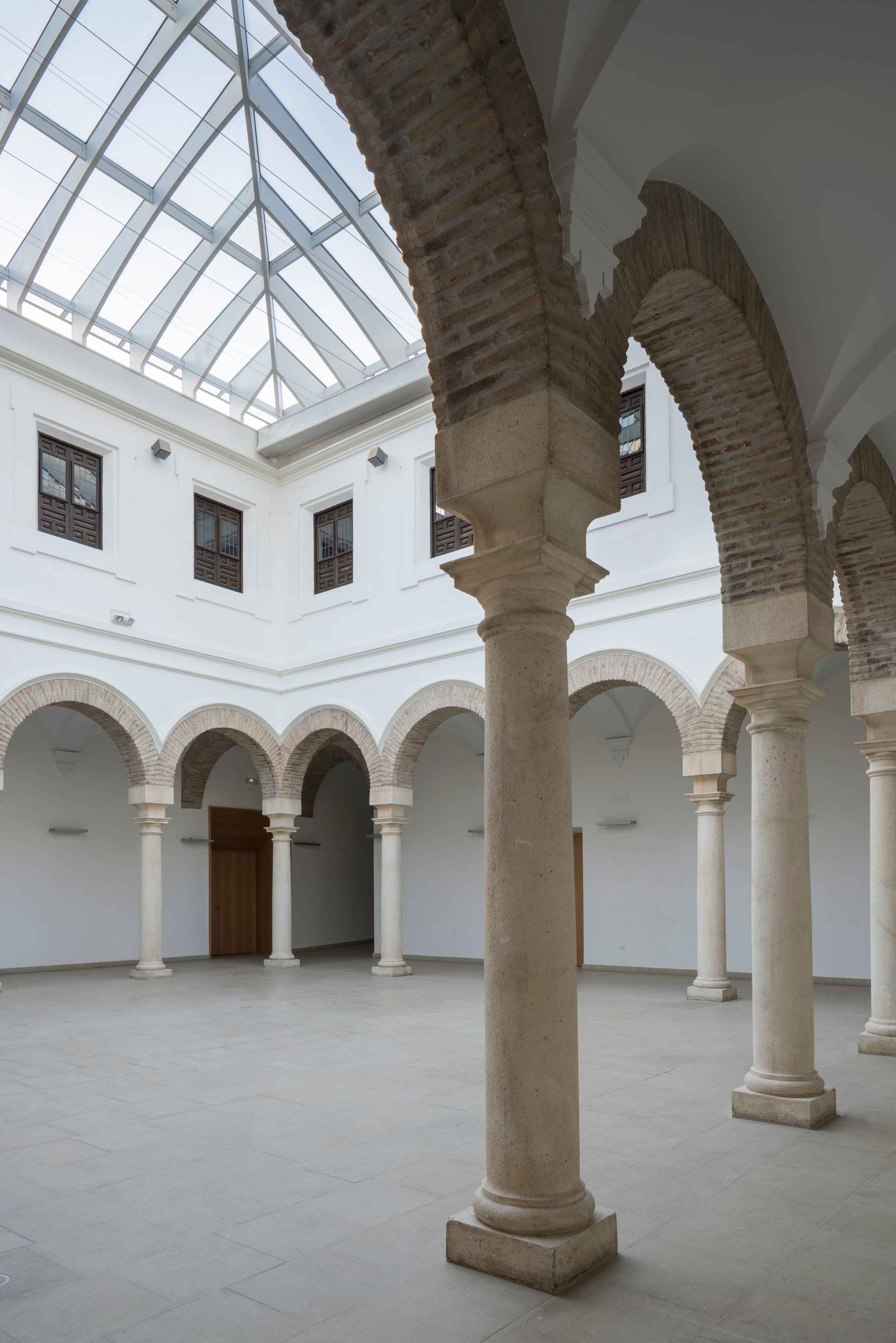 Patio/Foyer del Palacio de Congresos, un espacio de arquitectura contemporánea en pleno corazón de la judería, junto a la Mezquita-Catedral de Córdoba (España). Proyecto: LAP arquitectos.