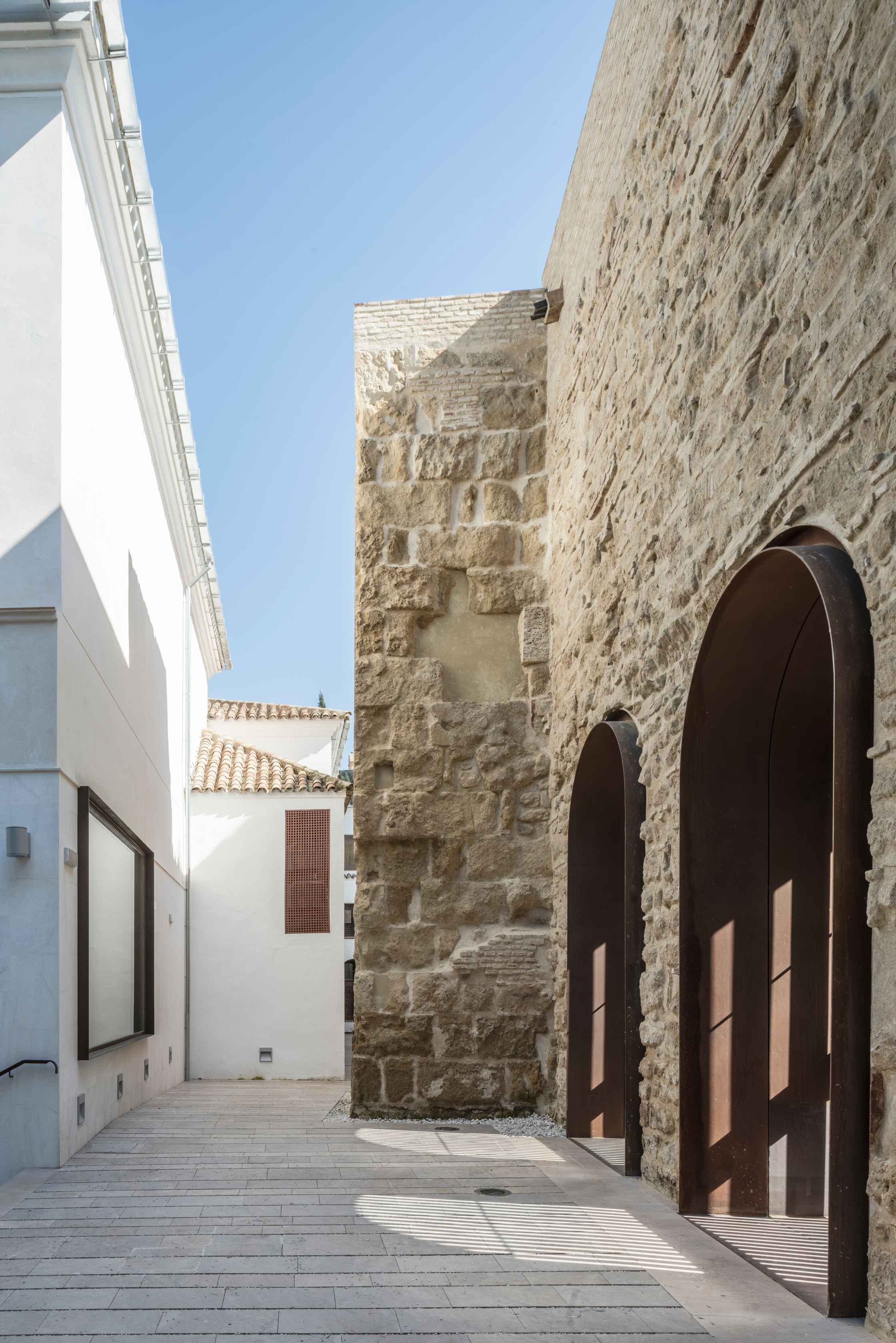 Patio Adarve del Palacio de Congresos, un espacio de arquitectura contemporánea en pleno corazón de la judería, junto a la Mezquita-Catedral de Córdoba (España). Proyecto: LAP arquitectos.