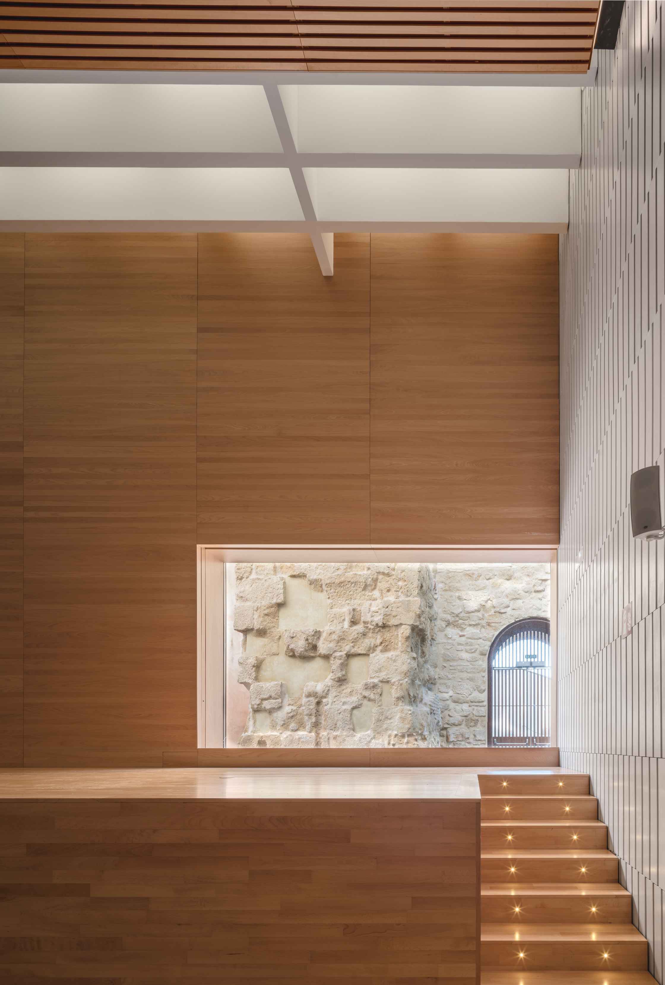 Auditorio del Palacio de Congresos, un espacio de arquitectura contemporánea en pleno corazón de la judería, junto a la Mezquita-Catedral de Córdoba (España). Proyecto: LAP arquitectos.