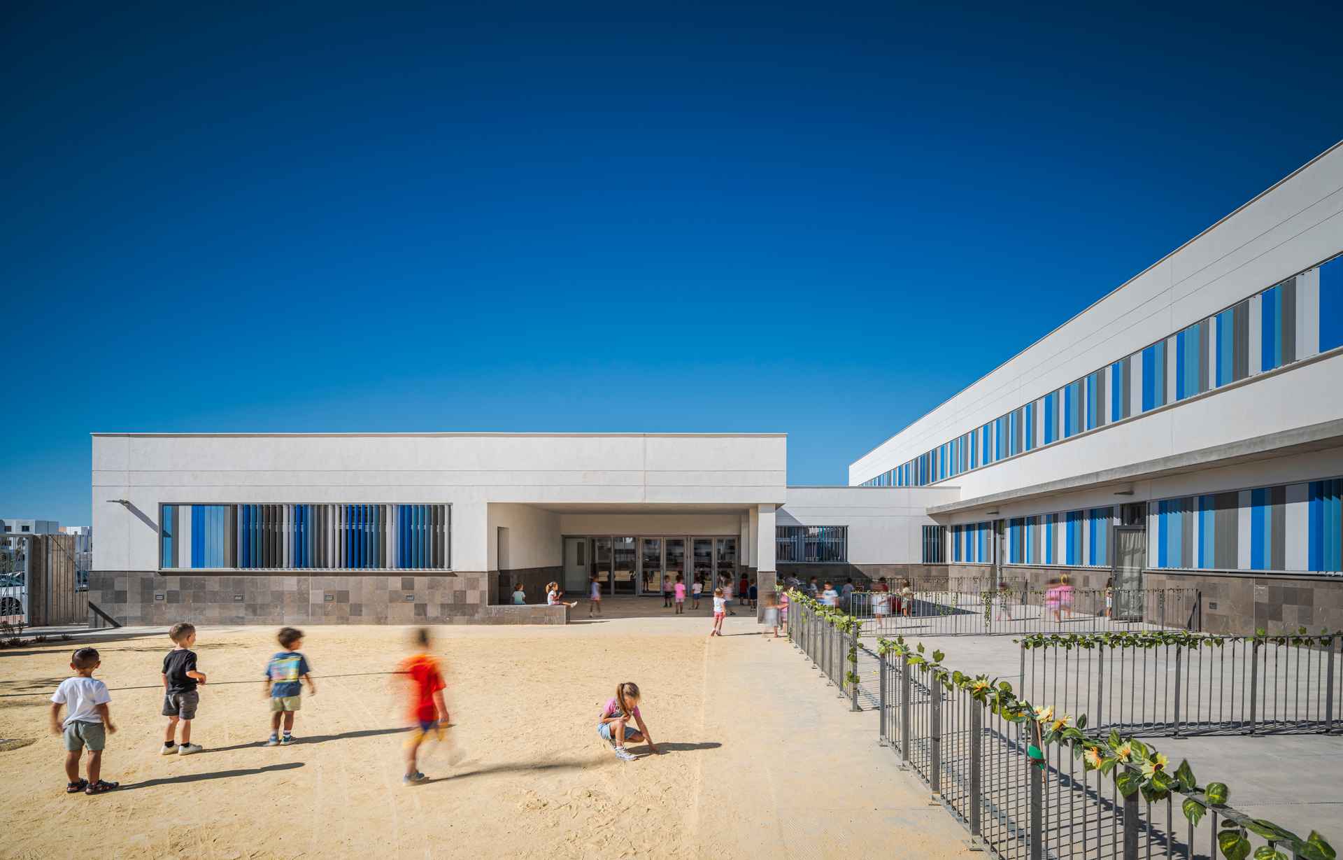 Colegio de Educación Infantil y Primaria en Almerimar (El Ejido, Almería). Arquitectura educativa sostenible en Andalucía. Proyecto: LAP arquitectos en Córdoba