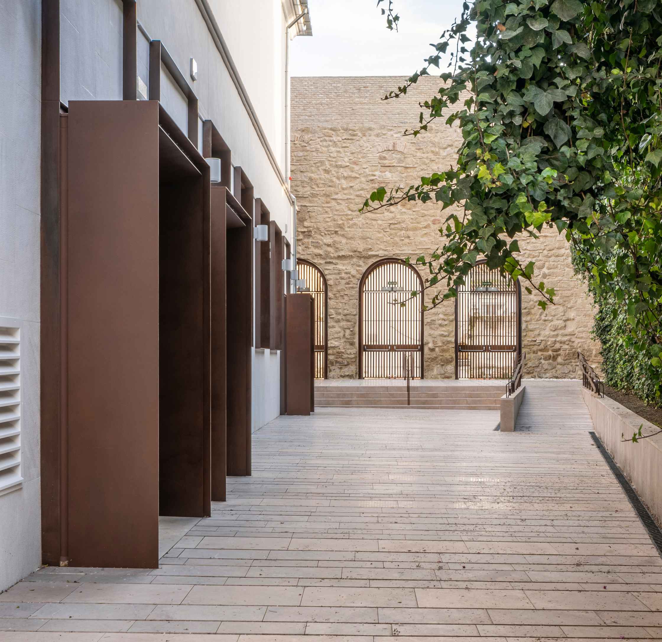 Patio Adarve del Palacio de Congresos, un espacio de arquitectura contemporánea en pleno corazón de la judería, junto a la Mezquita-Catedral de Córdoba (España). Proyecto: LAP arquitectos