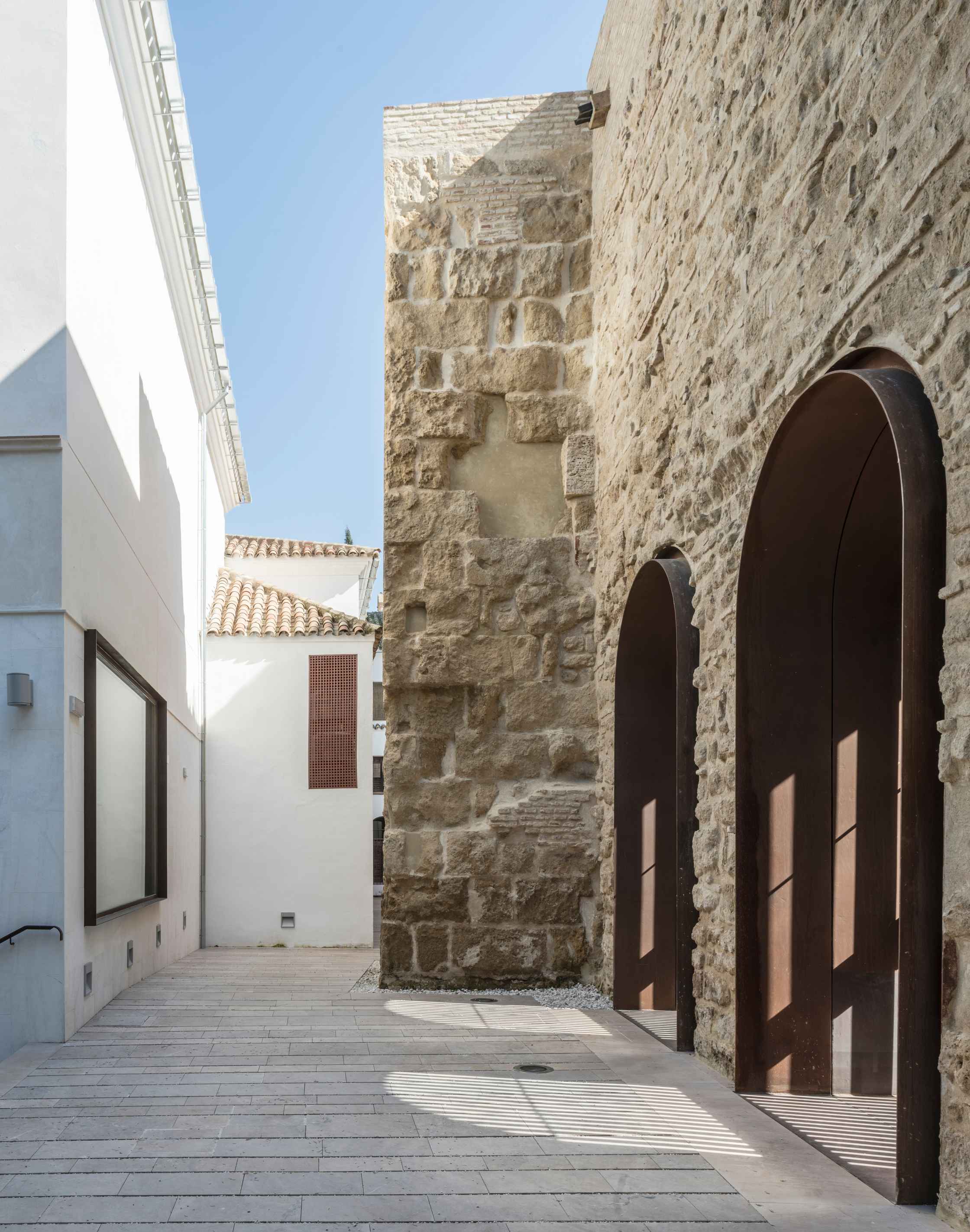 Patio Adarve del Palacio de Congresos, un espacio de arquitectura contemporánea en pleno corazón de la judería, junto a la Mezquita-Catedral de Córdoba (España). Proyecto: LAP arquitectos.